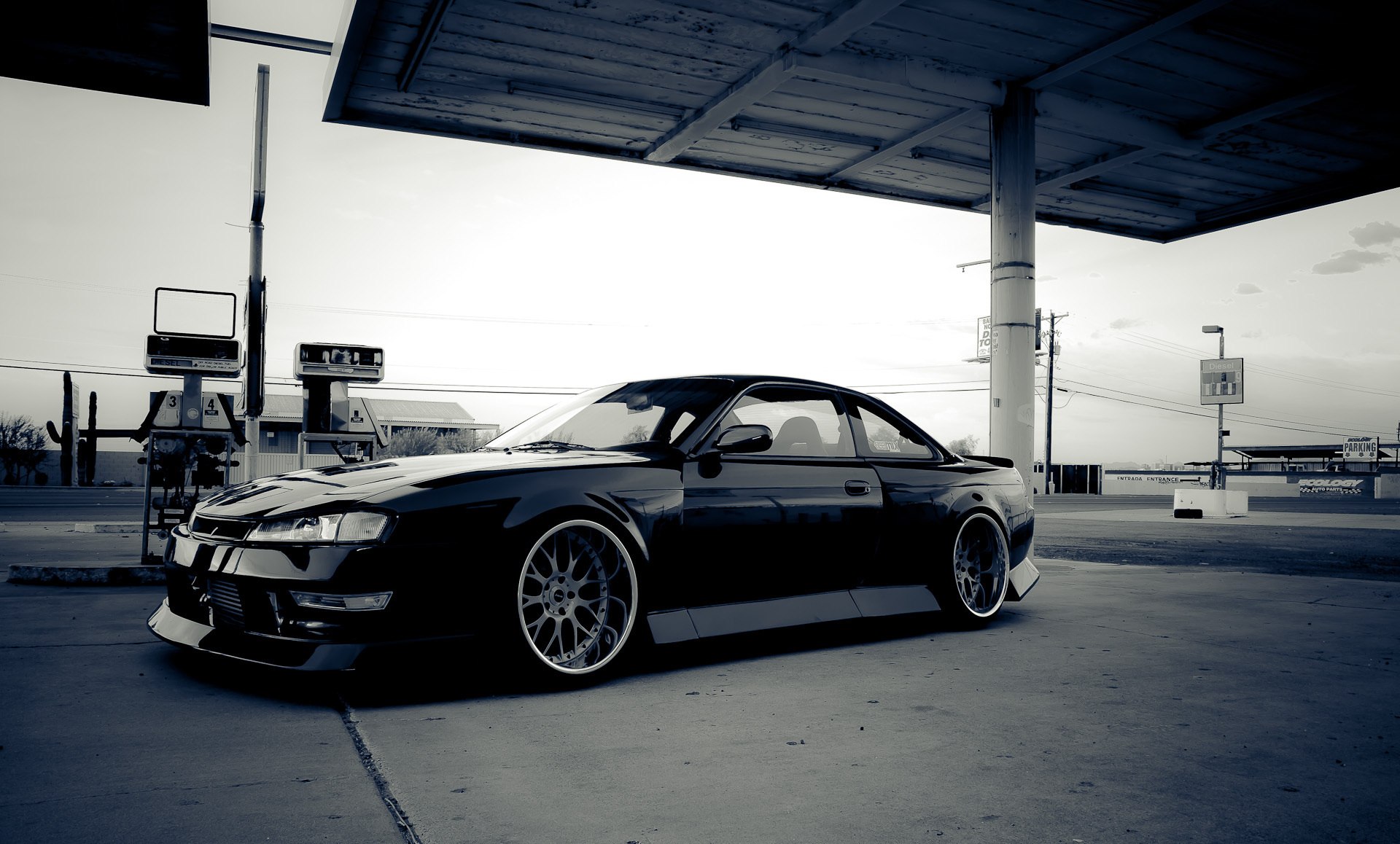 Черный Nissan Silvia/SX на заправке